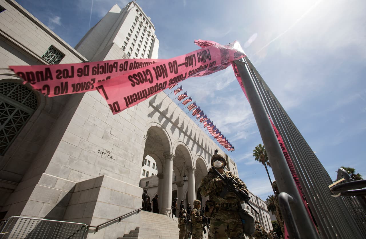 Tras los actos vandálicos en el edificio del ayuntamiento de Santa Mónica, tropas de la Guardia Nacional tomaron el edificio de gubernamental de la ciudad de Los Ángeles.