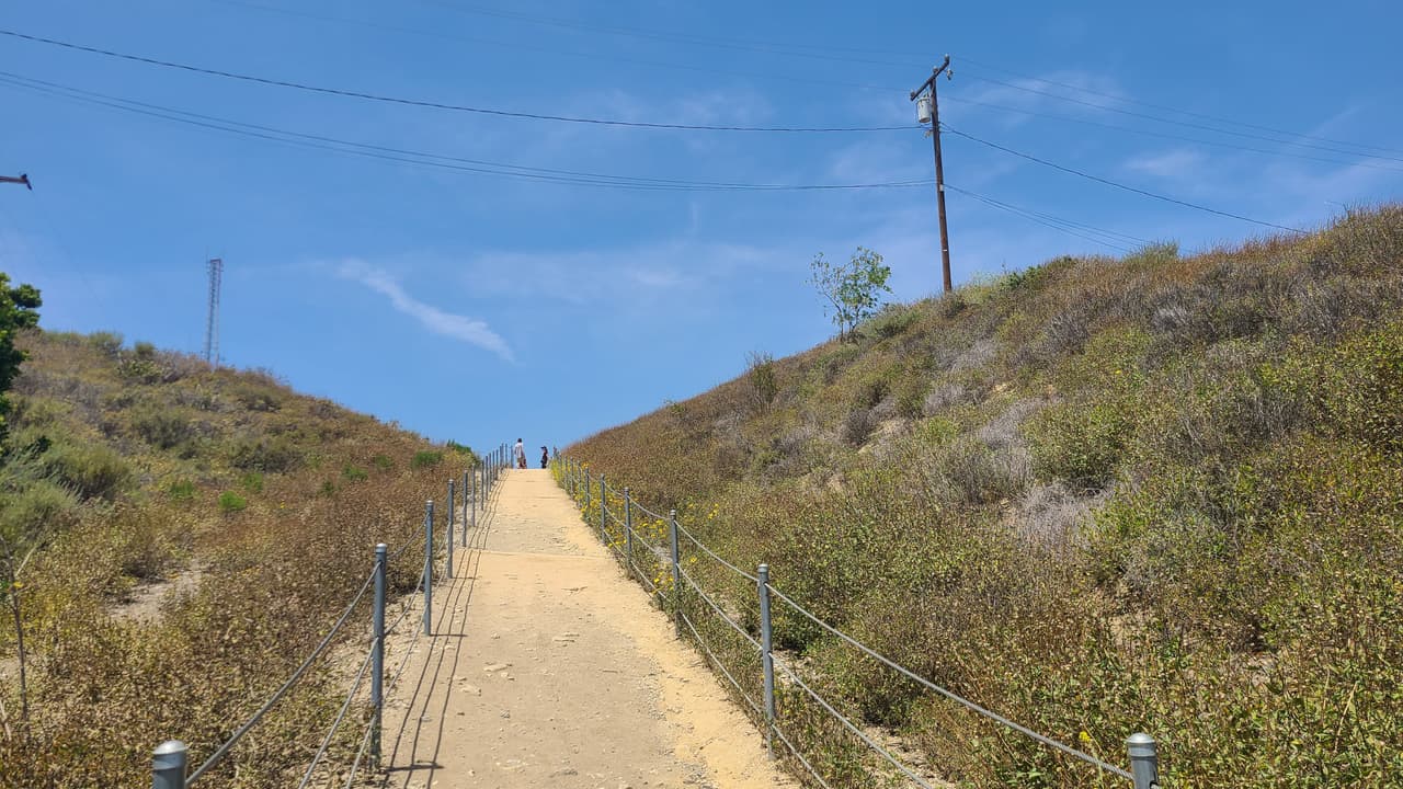 El sendero tiene zonas empinadas que pueden alcanzar hasta 503 pies de altura.
