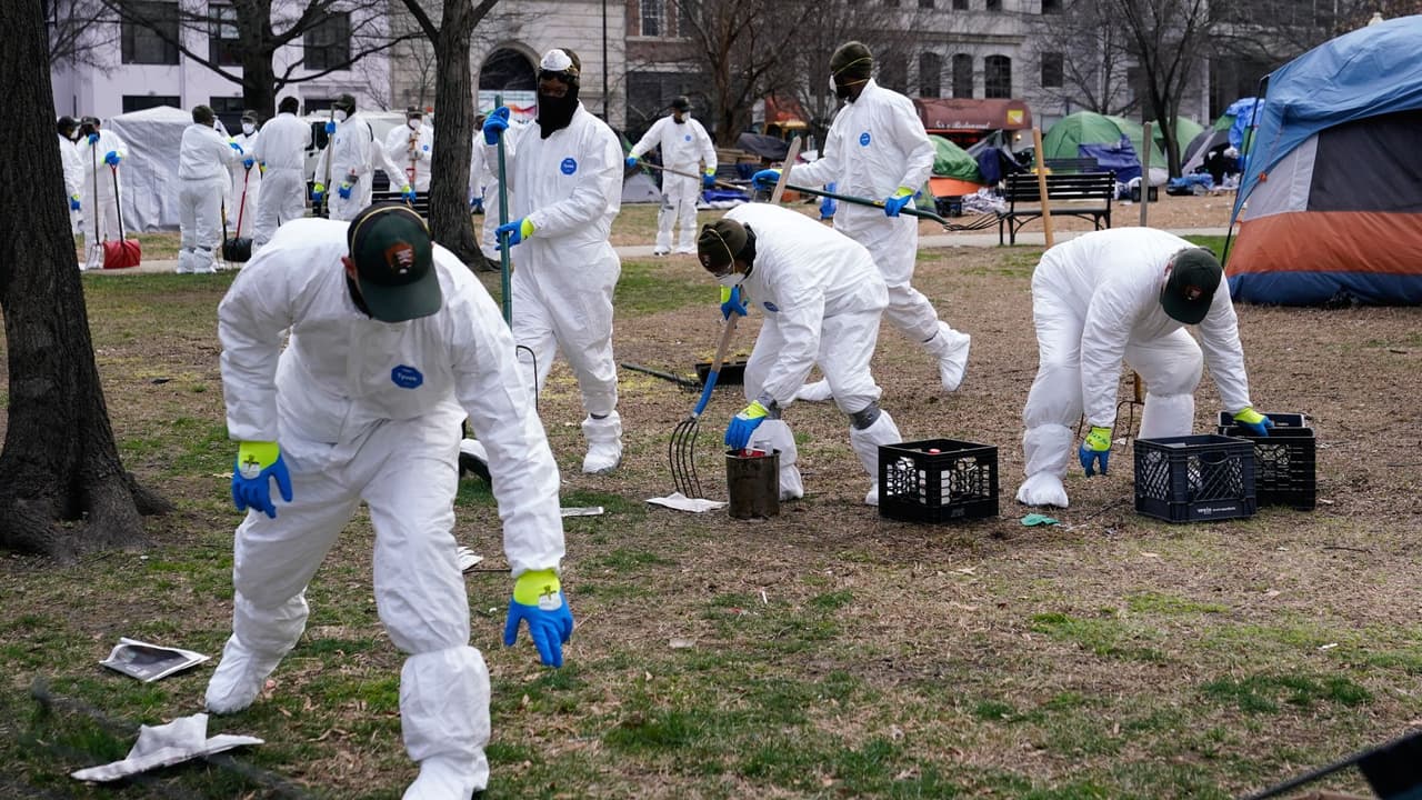 El personal de limpieza pidió a los desamparados que empacaran sus cosas antes de que empezaran a tomar artículos de desecho y llevarlos a un compactador de basura.