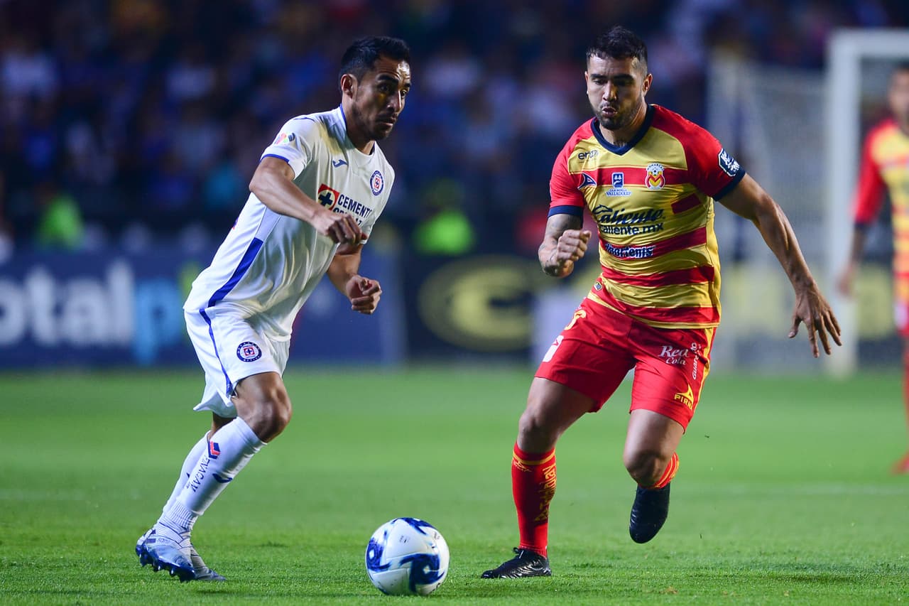 Mario Humberto osuna llega a toda velocidad para que Rafael Baca no pueda sacar el disparo a puerta.