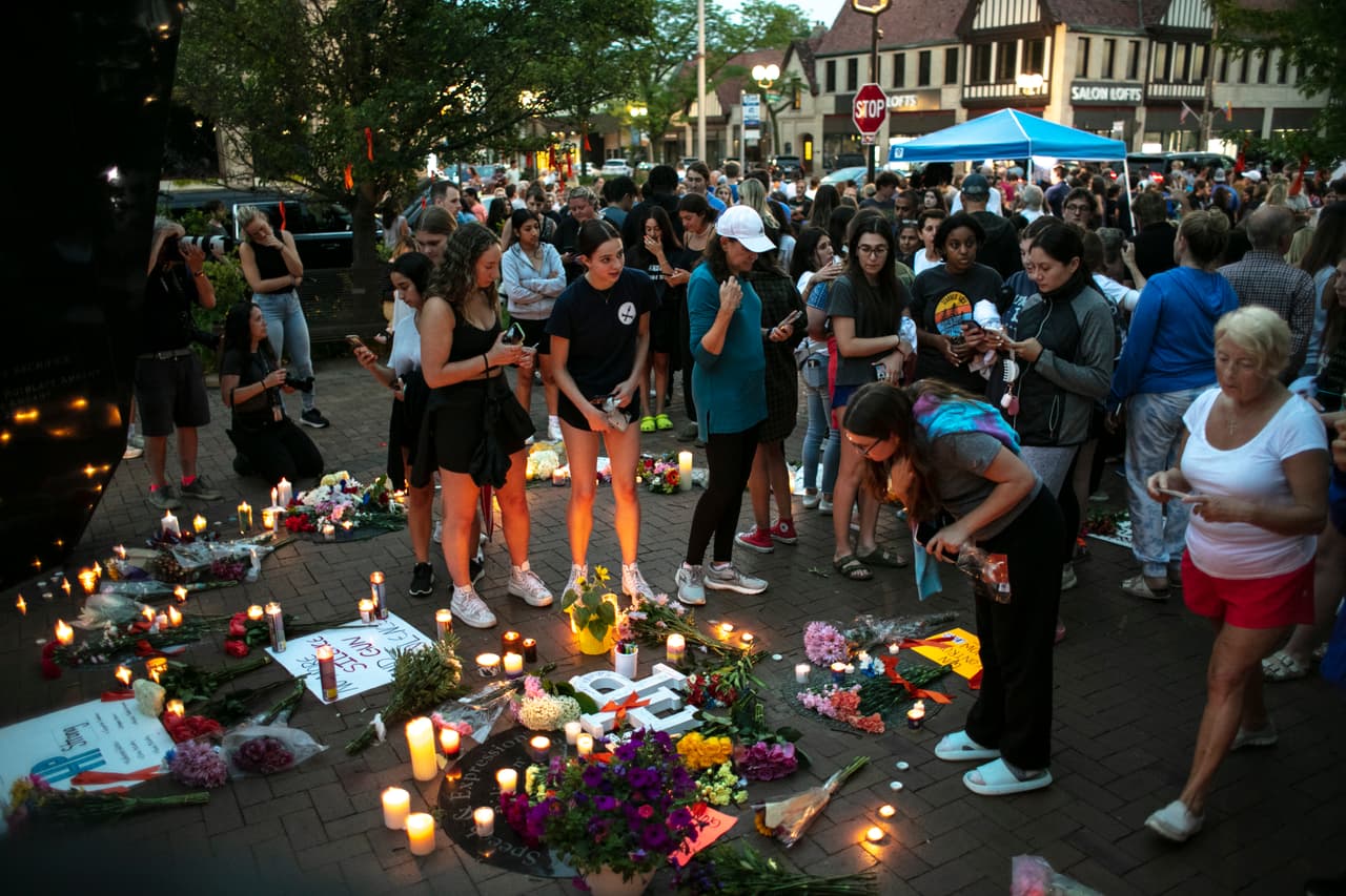 Una vigilia a la luz de las velas se llevó a cabo cerca de la escena de un
<a href="https://www.univision.com/local/chicago-wgbo/tiroteo-masivo-4-de-julio-chicago">tiroteo masivo ocurrido al inicio del desfile del 4 de Julio en Highland Park</a>, un suburbio de Chicago, Illinois. El ataque cometido por un hombre armado con un rifle de alta potencia, identificado como Robert Crimo III, mató a siete personas y causó heridas a otras 47, según los reportes policiales.