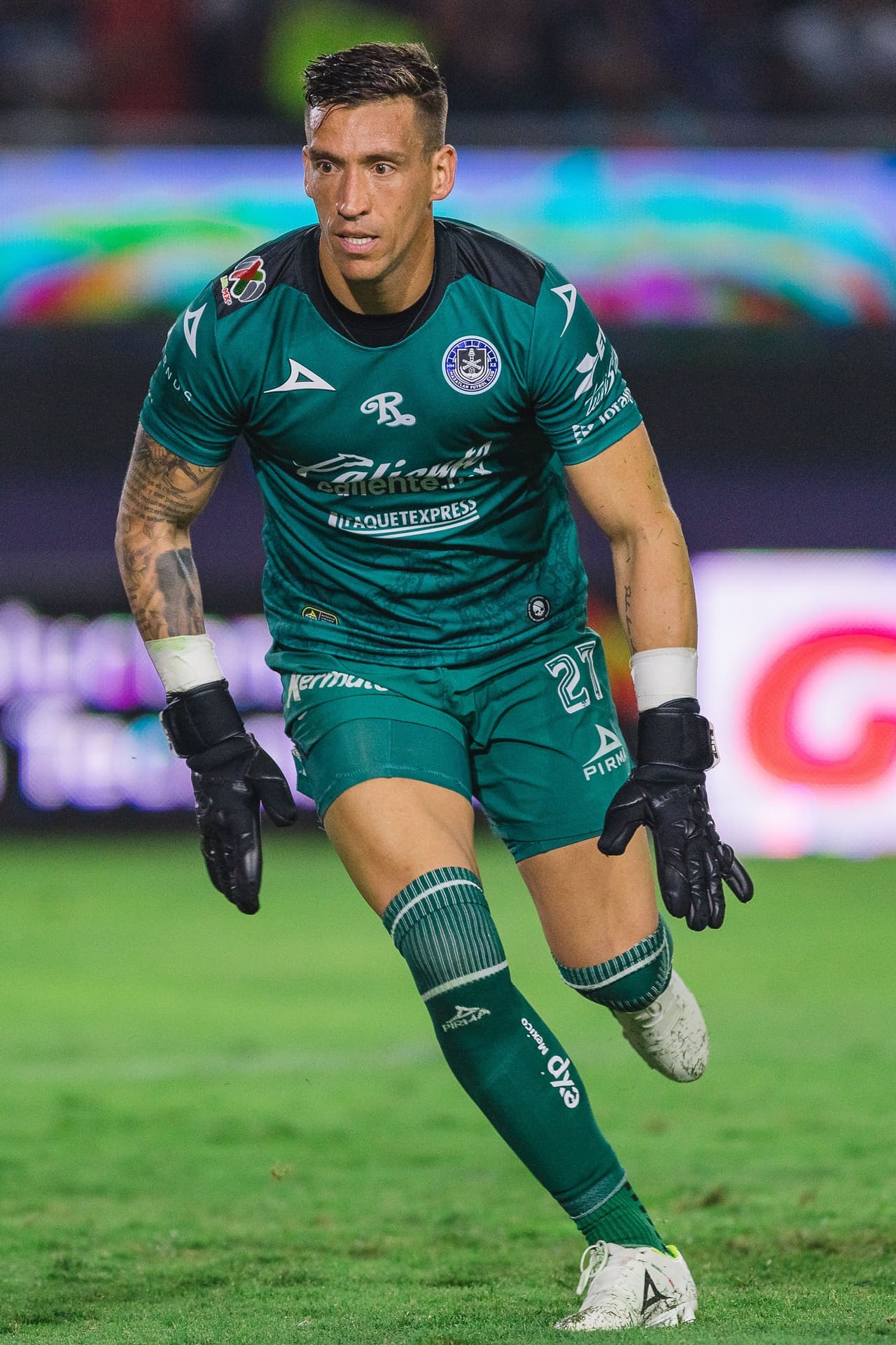 La ventaja le duró poco a los locales, ya que en apenas un minuto del segundo tiempo, Ángel Romero aprovechó la pésima salida de Vikonis para empatar el encuentro.