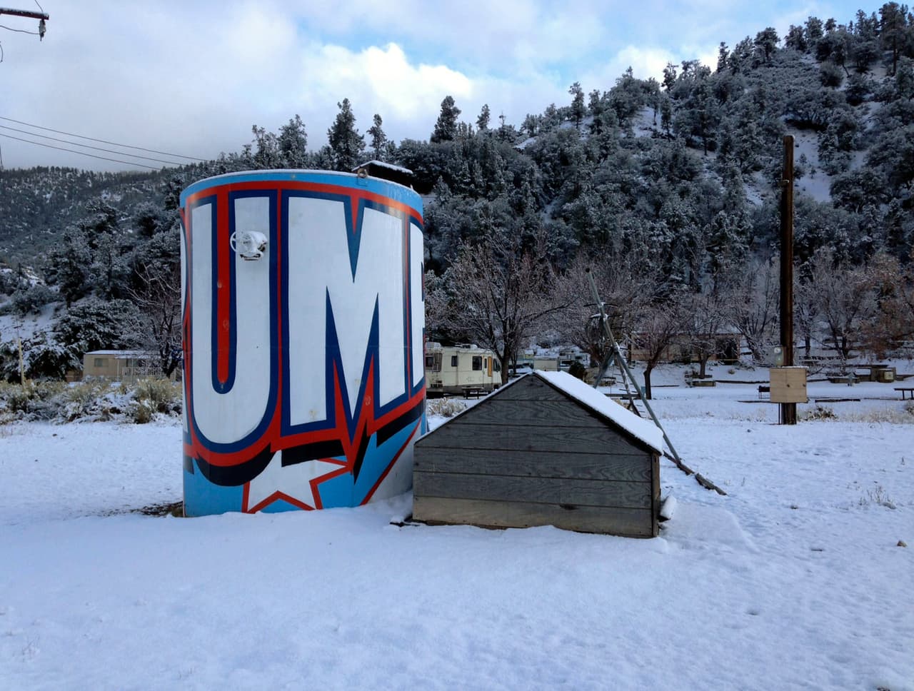 Imágenes de la nieve que cayó este fin de semana en Frazier Park, California.
