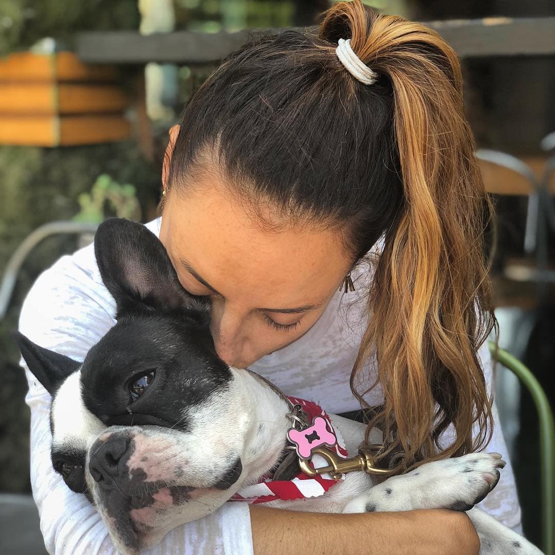 "Alguien vino a trabajar con mam谩 hoy", escribi贸 la actriz en su cuenta de Instagram, quien es realmente inseparable de su mascota.