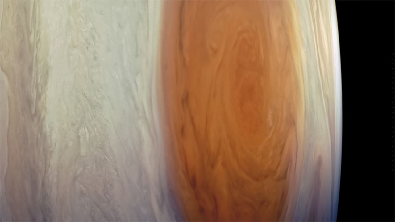 La nave espacial Juno de la NASA capturó esta vista detallada de la característica más reconocible de Júpiter, su ‘Gran Mancha Roja’. Los instrumentos de la nave indican que este remolino gigante e interminable se extiende mucho más profundamente en la atmósfera del planeta que lo que los científicos suponían, a unas 300 millas (500 kilómetros) por debajo de las cimas de las nubes.
<br>
<br>