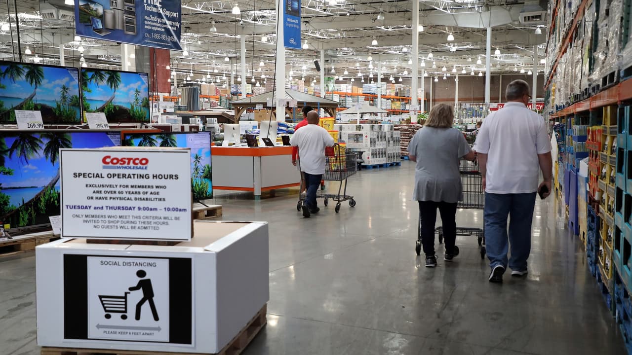 Minorista: "Permite el funcionamiento en interiores al 20% de su capacidad con medición de entrada y sin comer ni beber en las tiendas. Además, se deben establecer horarios especiales para personas mayores y otras personas con afecciones crónicas o sistemas inmunitarios comprometidos".