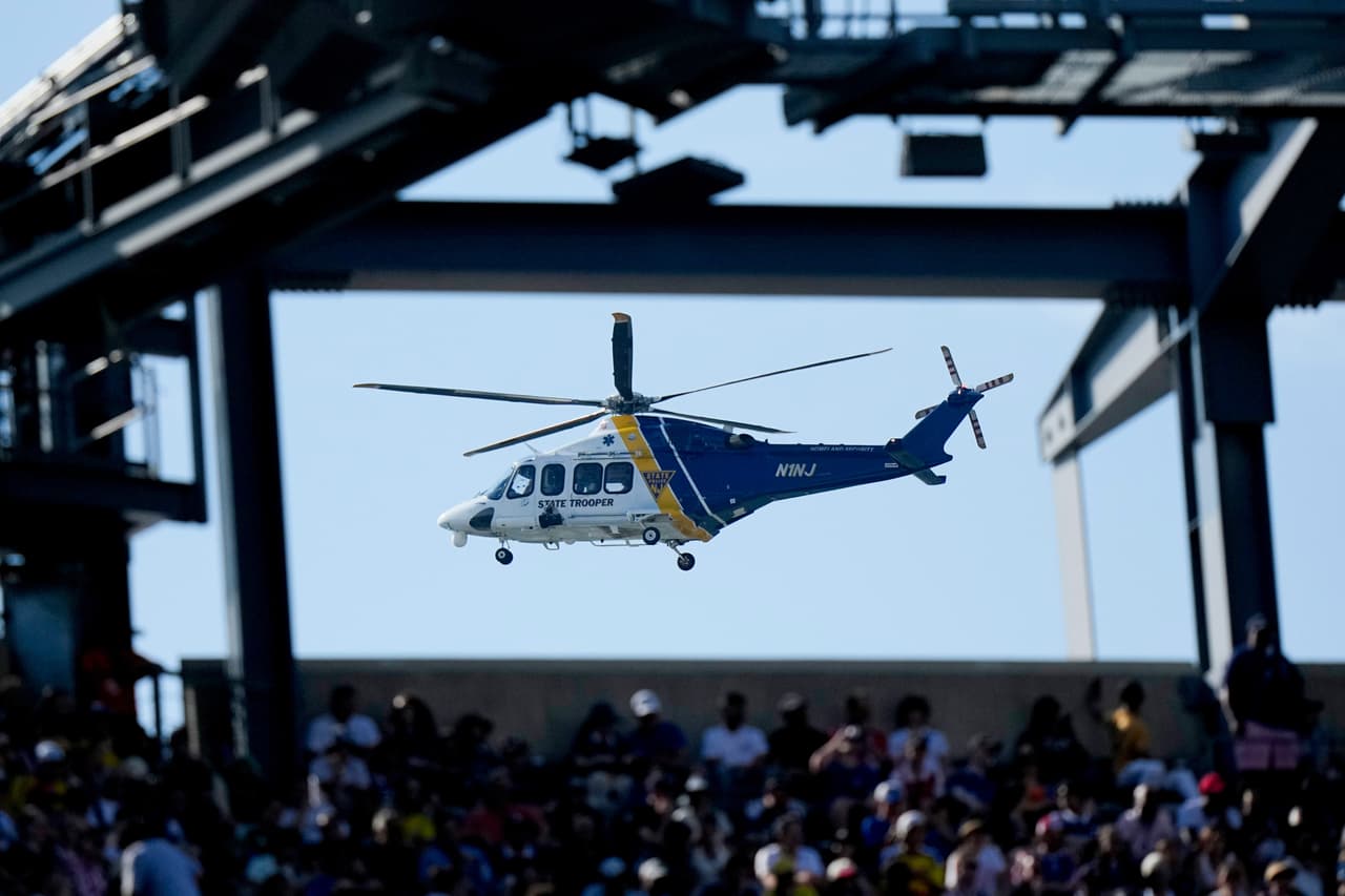 Un helicóptero vuela sobre el exterior del estadio durante el partido de la ronda de dieciseisavos de final de la Copa del Mundo entre Francia y Suecia en East Rutherford, Nueva Jersey, cerca de Nueva York, el martes 30 de junio de 2026.