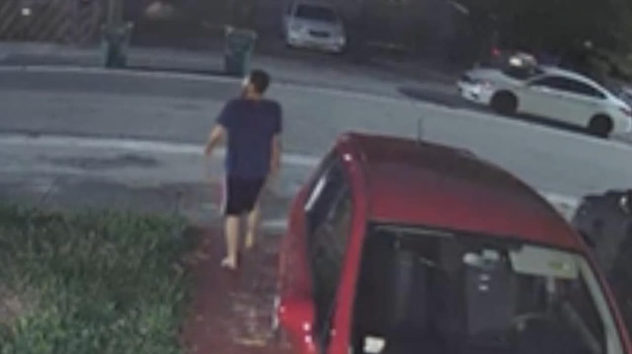 Un vecino salió y el sospechoso huyó. Si tiene información, llame al (305)-603-6370.