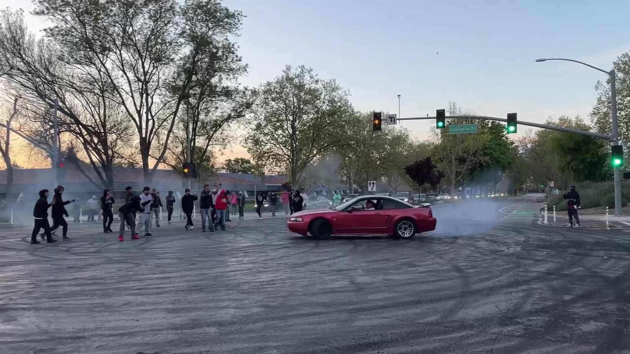 En el transcurso de los años, se han registrado incidentes graves, como lesiones y homicidios de espectadores, incautaciones de drogas y armas de fuego ilegales, e incluso un helicóptero de la policía que respondía a una llamada de emergencia fue objeto de disparos, según informó la oficina de Matt Mahan.
<br>
