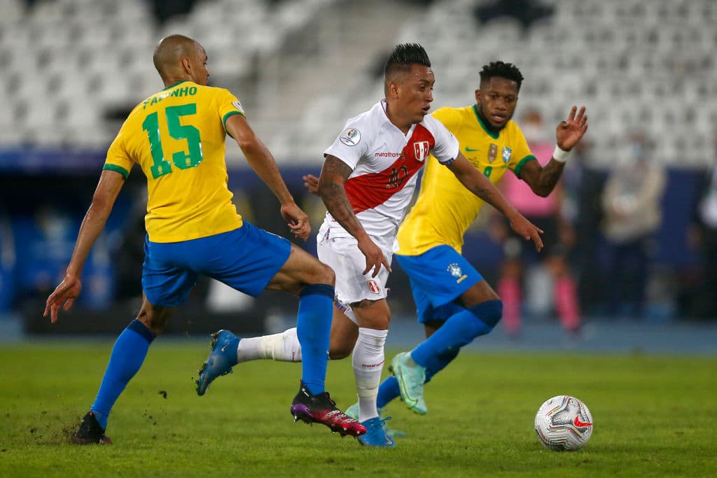 Perú no logra meter ni las manos y Brasil se los hace pagar caro con una golead a de 4-0.