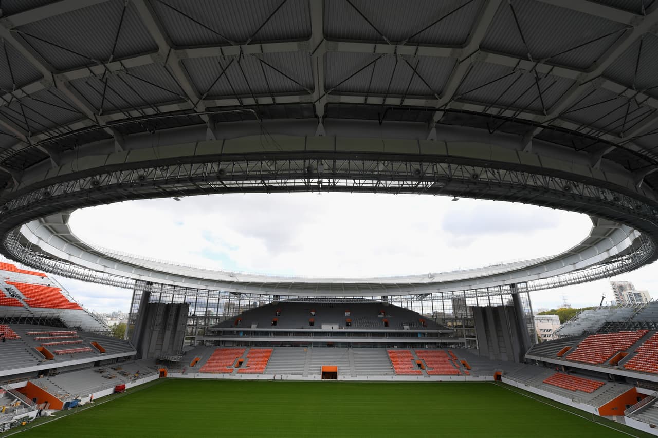 Se ha dicho que el aspecto del estadio es producto de la decisión de acelerar las obras para cumplir con los estatutos de la FIFA, pero no es así.