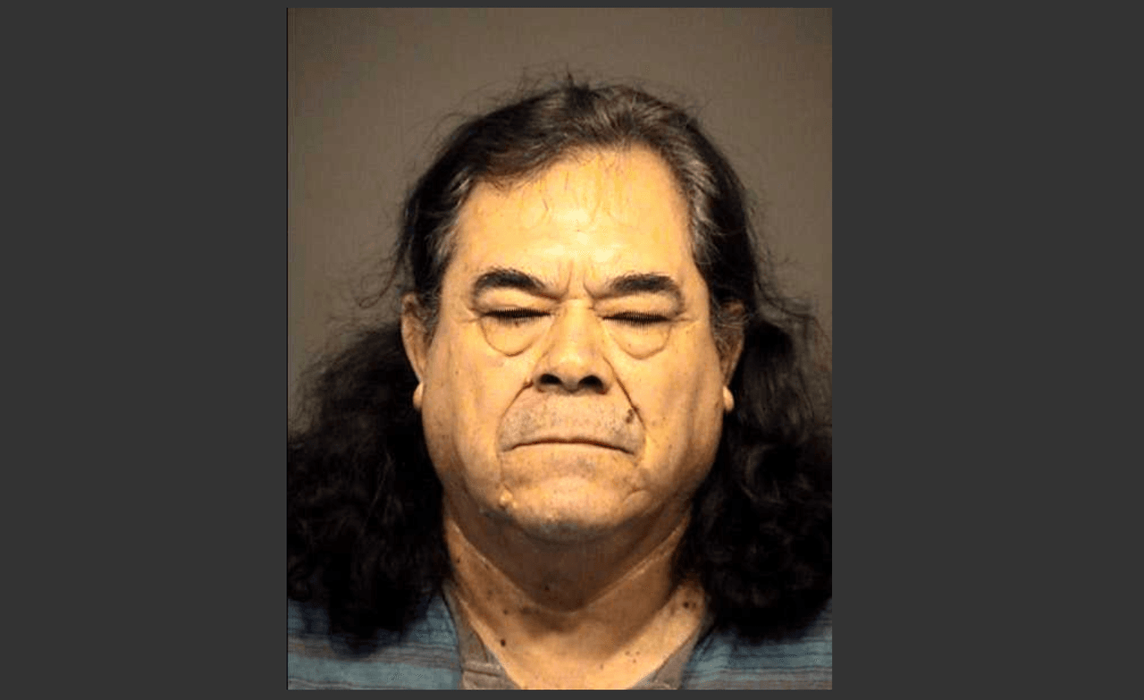 Arrestan a un hombre que gateaba en los supermercados de Arizona para ver debajo de las faldas de las mujeres