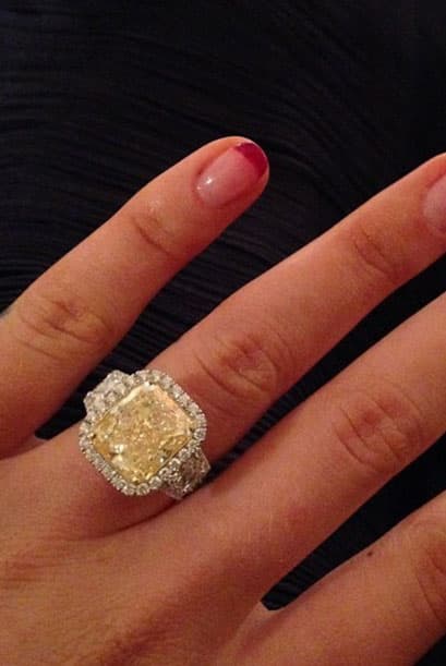 Este diamantito está valuado nada menos que en $500 mil dólares. Posee diamantes amarillos de 8.15 quilates, una piedra central de 2.28 quilates de diamantes blancos y oro blanco de 18 quilates.