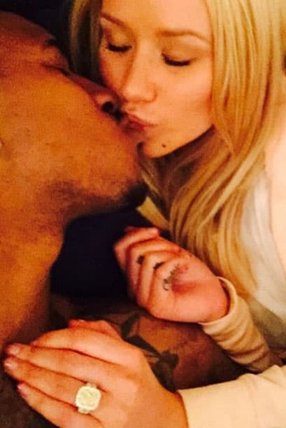Para el basquetbolista Nick Young no hubo mejor manera de decirle a Iggy Azalea cuanto la amaba, que con un costo anillo de compromiso.