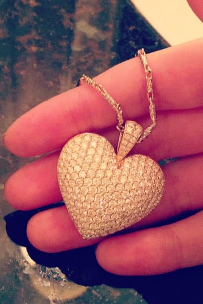 Aunque nos ha presumido otras hermosas joyas como este corazón, ninguna se compara con su increíble anillo de compromiso.