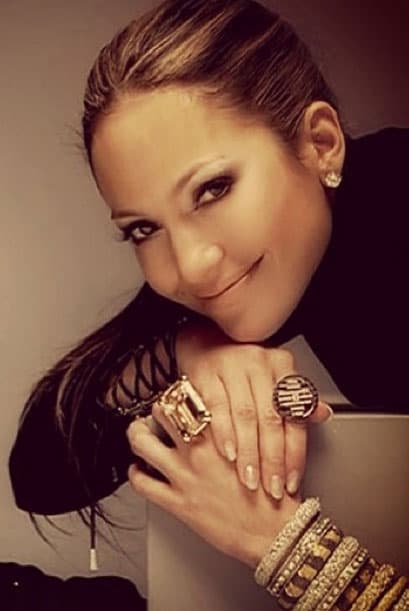 Seguramente el costo de uno de esos anillos es tan alto, que son pocas las personas que podrían adquirirlo.