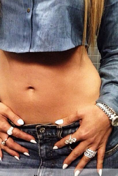 No sólo quedamos impactados con ese tremendo abdomen, sino con lo que decoró esas lindas manitas.