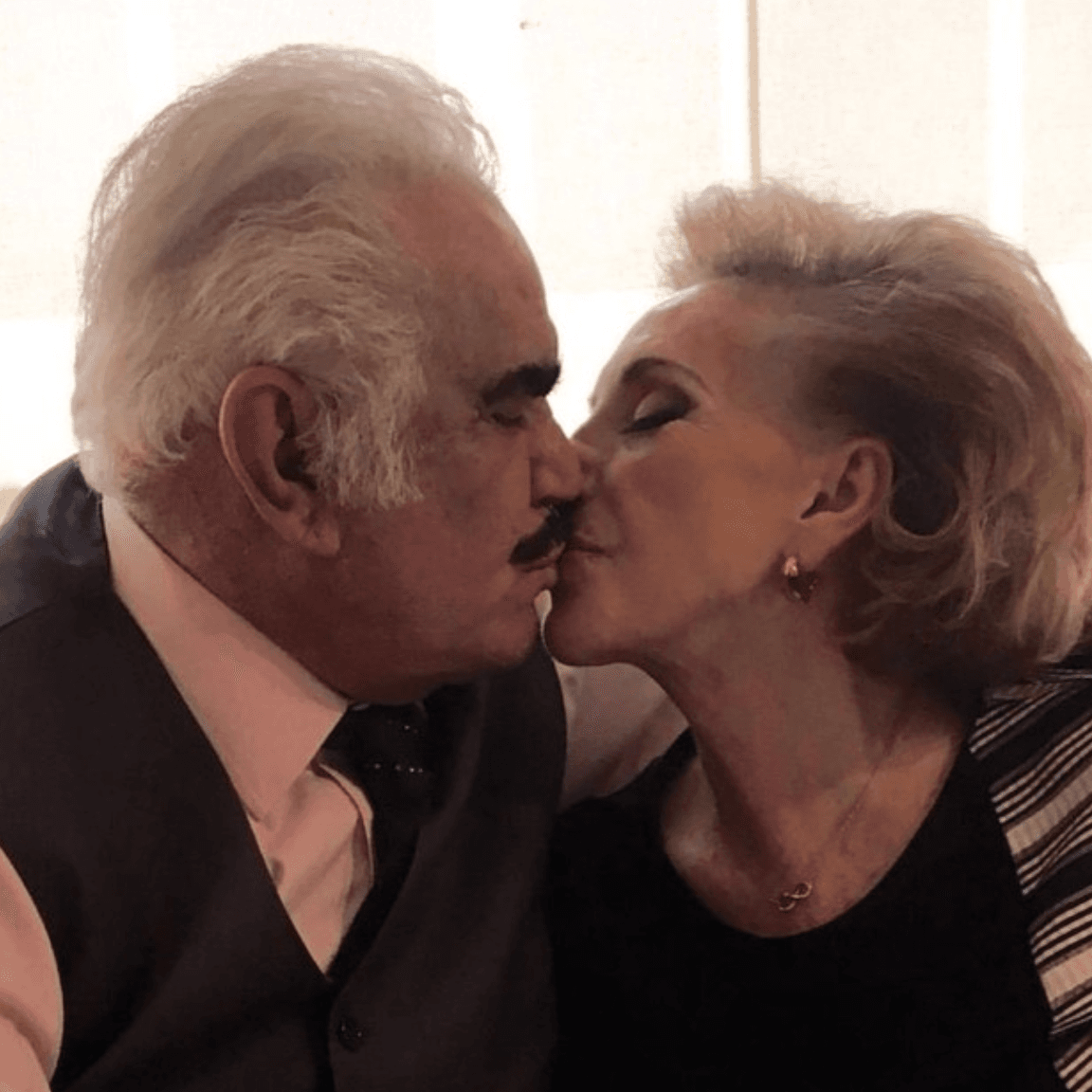 La relación no se salvó de polémicas y de los propios comentarios de Vicente Fernández que parecían confirmar rumores de infidelidad.