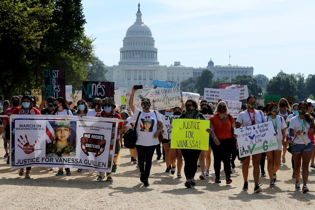 Antes de la reunión, de la madre de Vanessa Guillén y Trump, familiares y amigos de la soldado asesinada Vanessa Guillén marcharon por las calles de Washington DC, pidiendo justicia y una investigación por parte del Congreso.