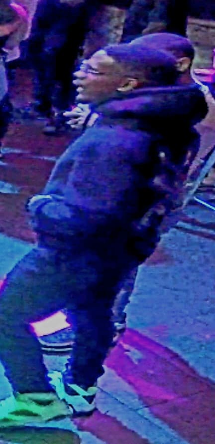 La policía publicó tres fotos de este sospechoso.