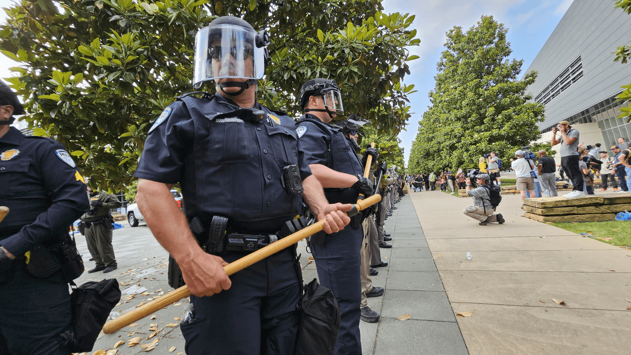 El recinto de Dallas de la UT había advertido a los manifestantes que incumplir con sus normas podría ser motivo de penalidades. En momentos en que se toman exámenes finales, una suspensión podría alterar desde la fecha de graduación hasta planes futuros de trabajo.