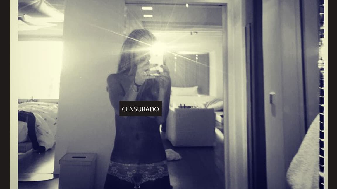 Uff! Lindsay Lohan se quitó el sostén y así se tomó la foto. Las críticas ya le llueven en la red.