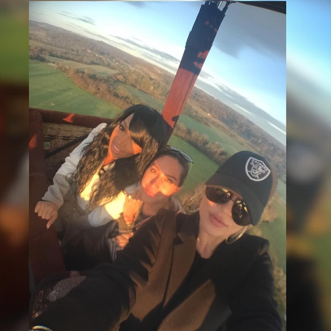 Khloé Kardashian disfrutó de un paseo en globo aerostatico.