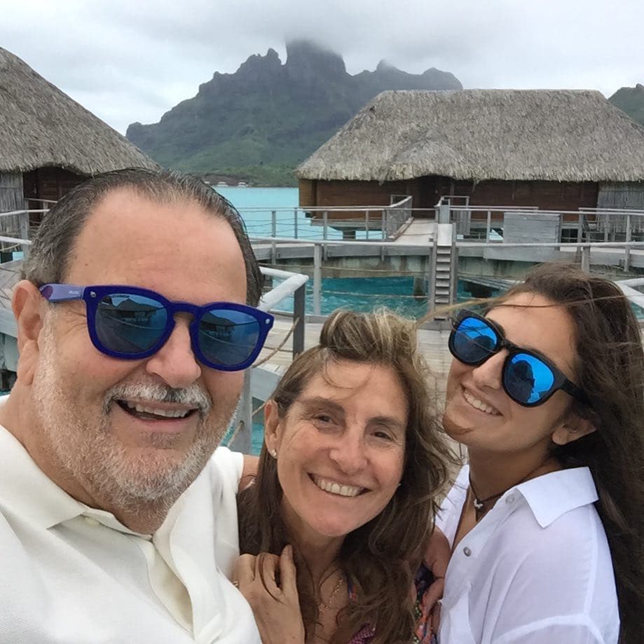 Raúl de Molina, Millie y su hija Mía posan en una selfie desde Bora Bora.