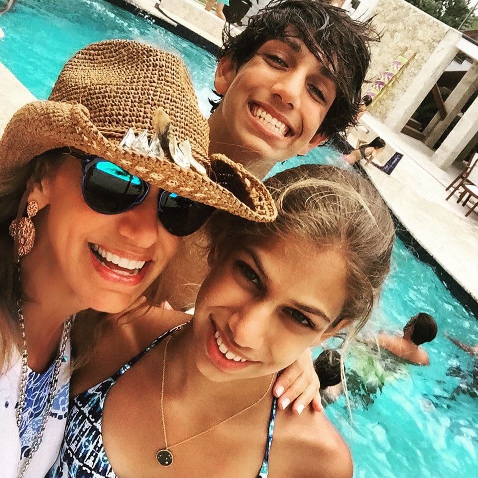 Lili Estefan posó así junto a sus hijos. Lina cumplió 13 años y está igualita a su mami.
