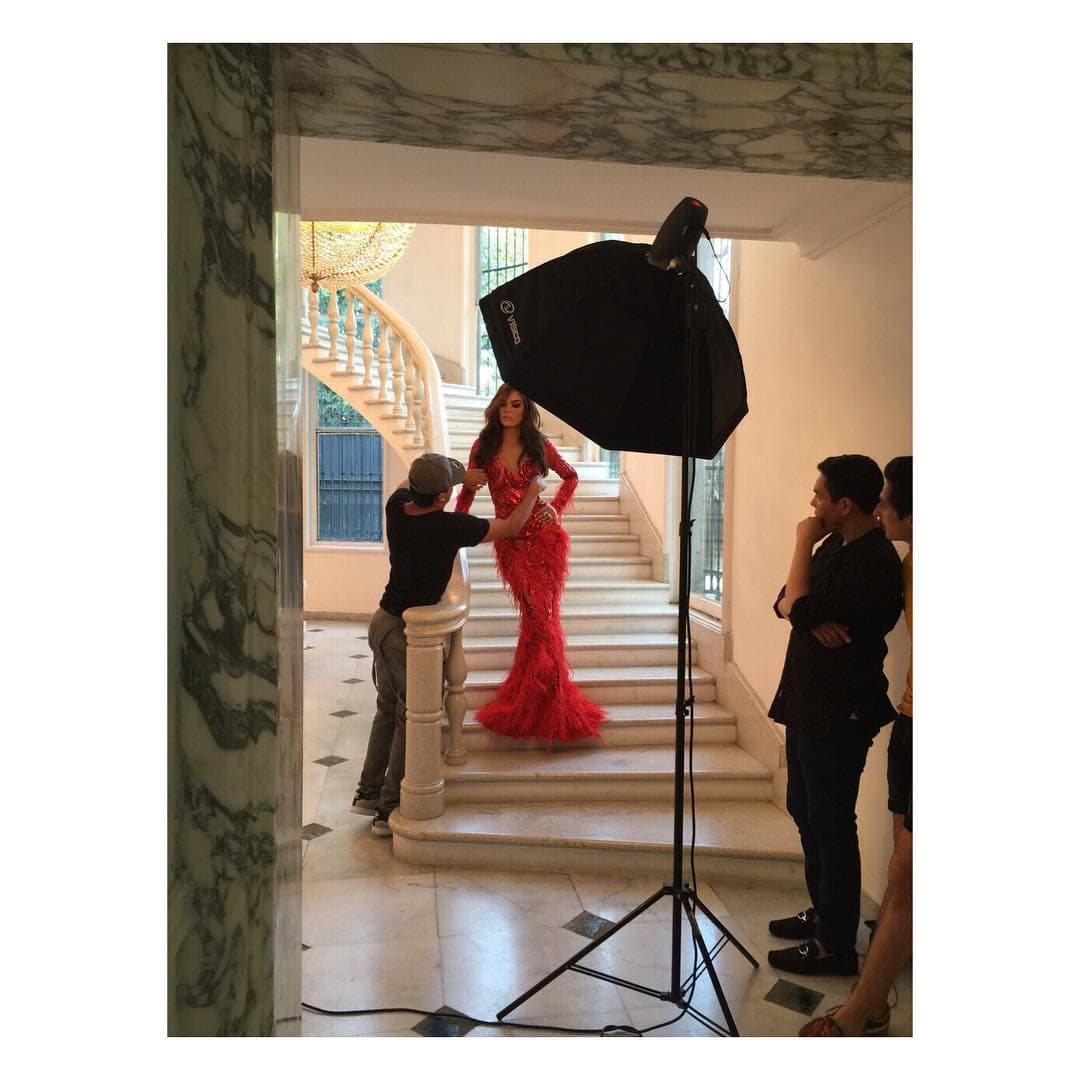 Ximena Navarrete no hace caso al escándalo y se enfoca en lo que mejor sabe hacer, modelar.