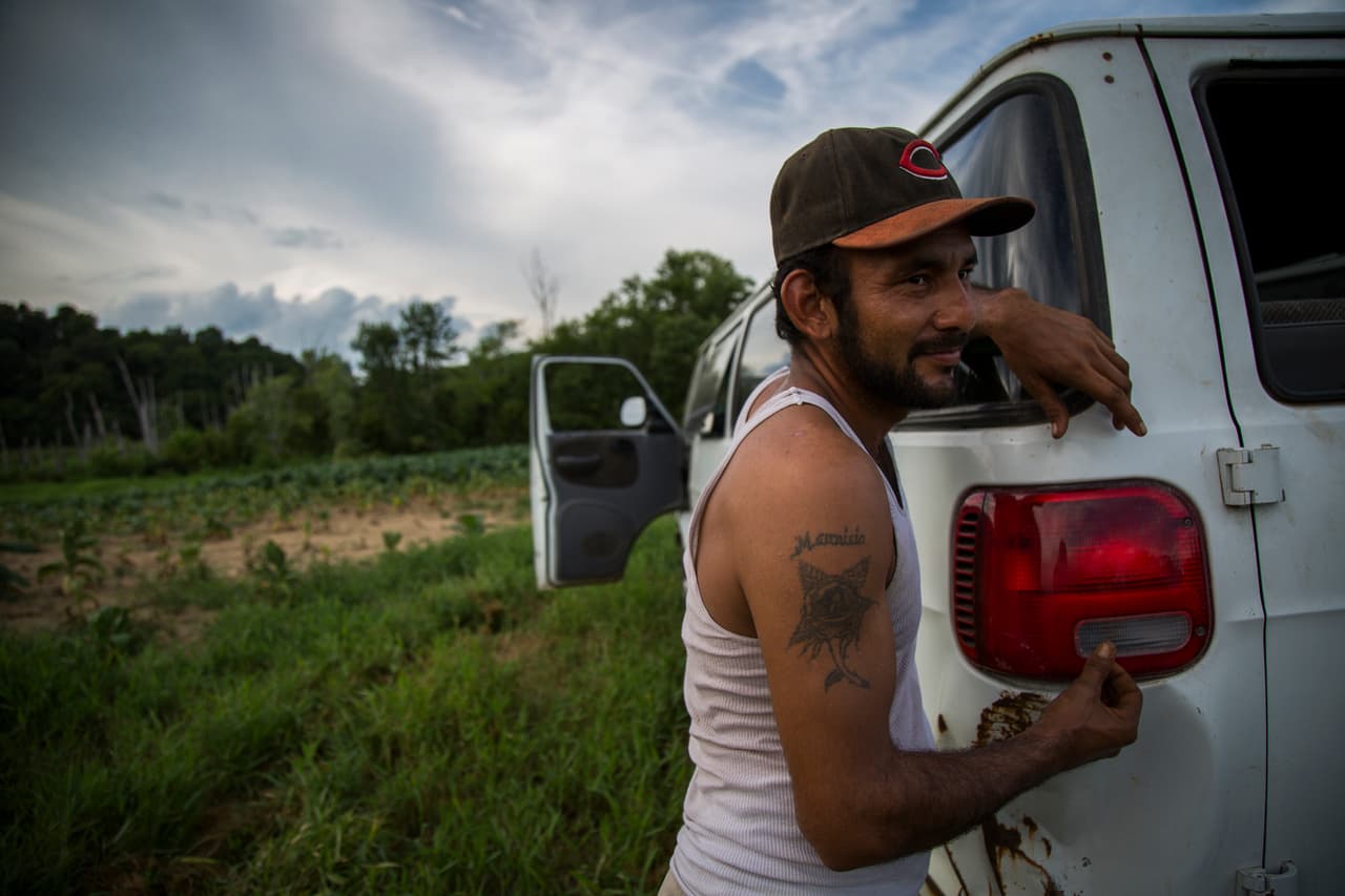 Simón Casillas Palacios, de 30 años, descansa al cierre de la jornada. Lleva tatuado el nombre de su madre en el brazo. (Nacho Corbella/Univision Noticias)