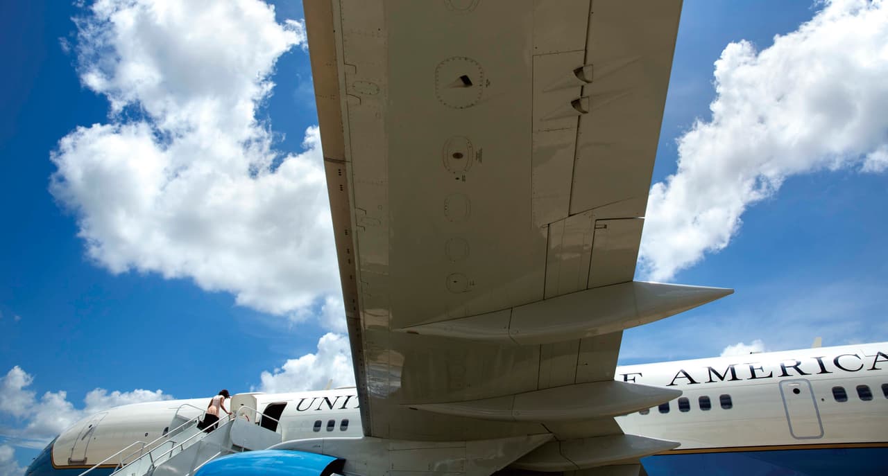 La señora Obama abordando un avión en el Aeropuerto Internacional de Orlando, el 1 de julio de 2014.