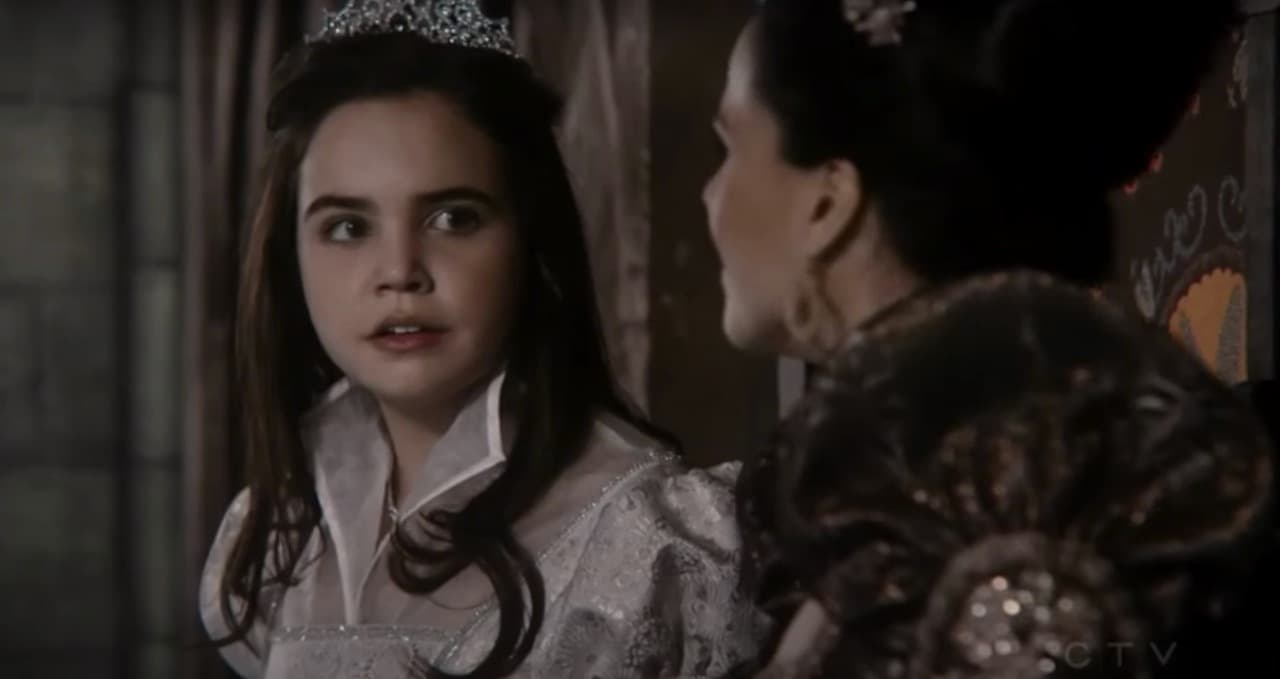 <b>Ginnifer Goodwin y Madison Bailee</b>
<br>Snow o Blancanieves de la serie ‘Once Upon a Time’ fue interpretada por Ginnifer Goodwin como adulta y Madison Bailee como niña.