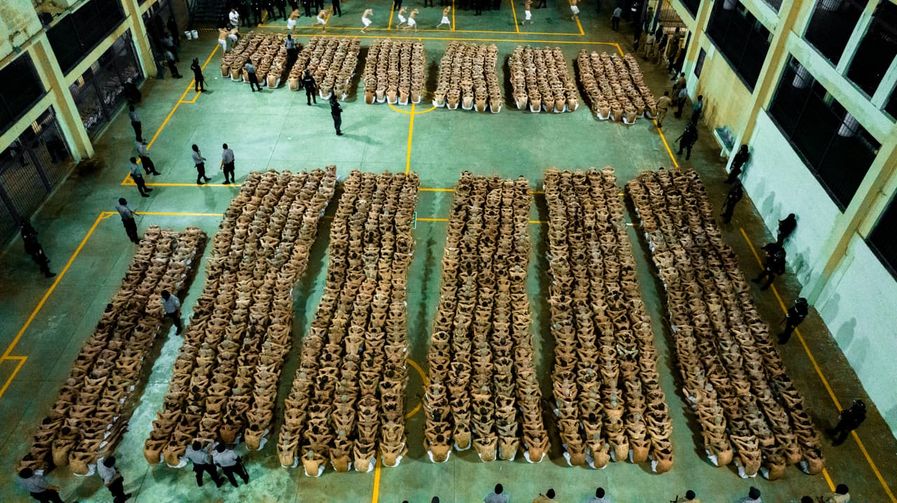 La prisión también ha recibido críticas de la Oficina en Washington para Asuntos Latinoamericanos (WOLA, por sus siglas en inglés), Human Right Watch (HRW) y la Universidad Centroamericana José Simeón Cañas (UCA) por supuestas violaciones a los derechos humanos y contradicción de estándares internacionales.