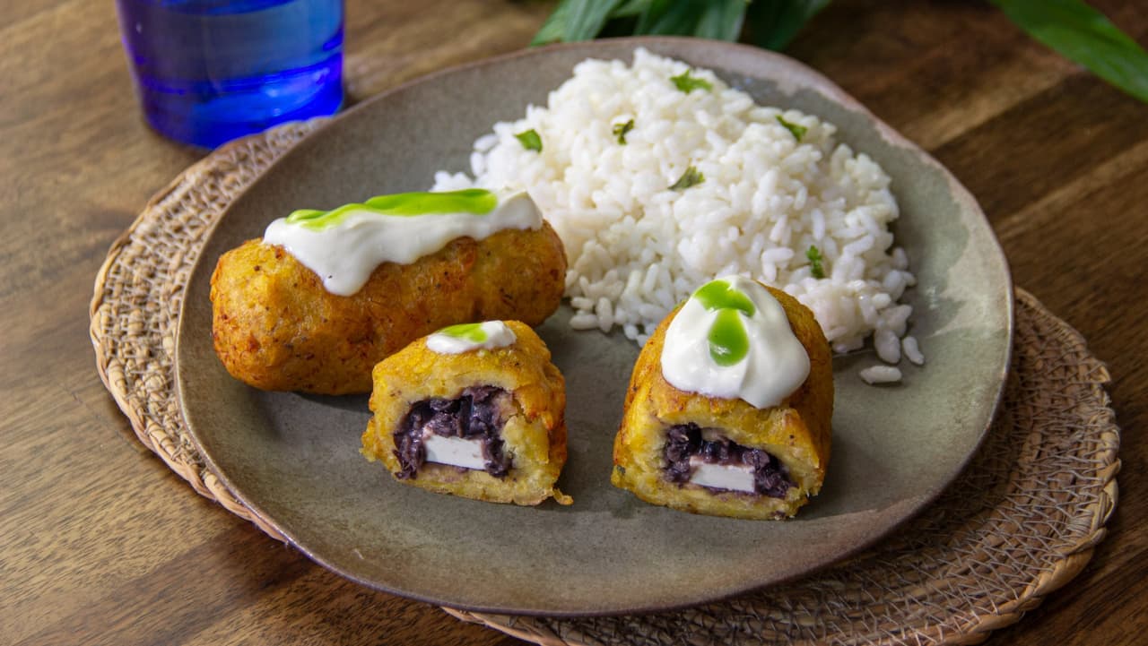 Gorditas de plátano macho rellenas de frijol y queso