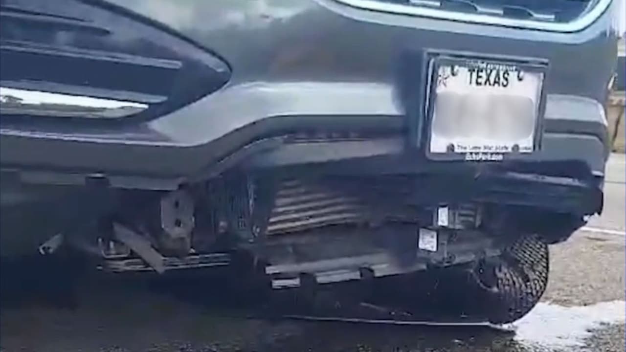 Gabriela López
<b>sufrió de cerca las consecuencias de este problema</b>. Mientras circulaba por la Autopista Interestatal 30 (I-30) a la altura de Jim Miller Road,
<b>un enorme trozo de madera golpeó violentamente la parte delantera de su auto</b>. "No era solo un pedazo de madera;
<b>era una tabla completa</b>. Se levantó tanto que casi me tapaba todo el parabrisas", comentó en una entrevista con
<i>Noticias 23</i>.