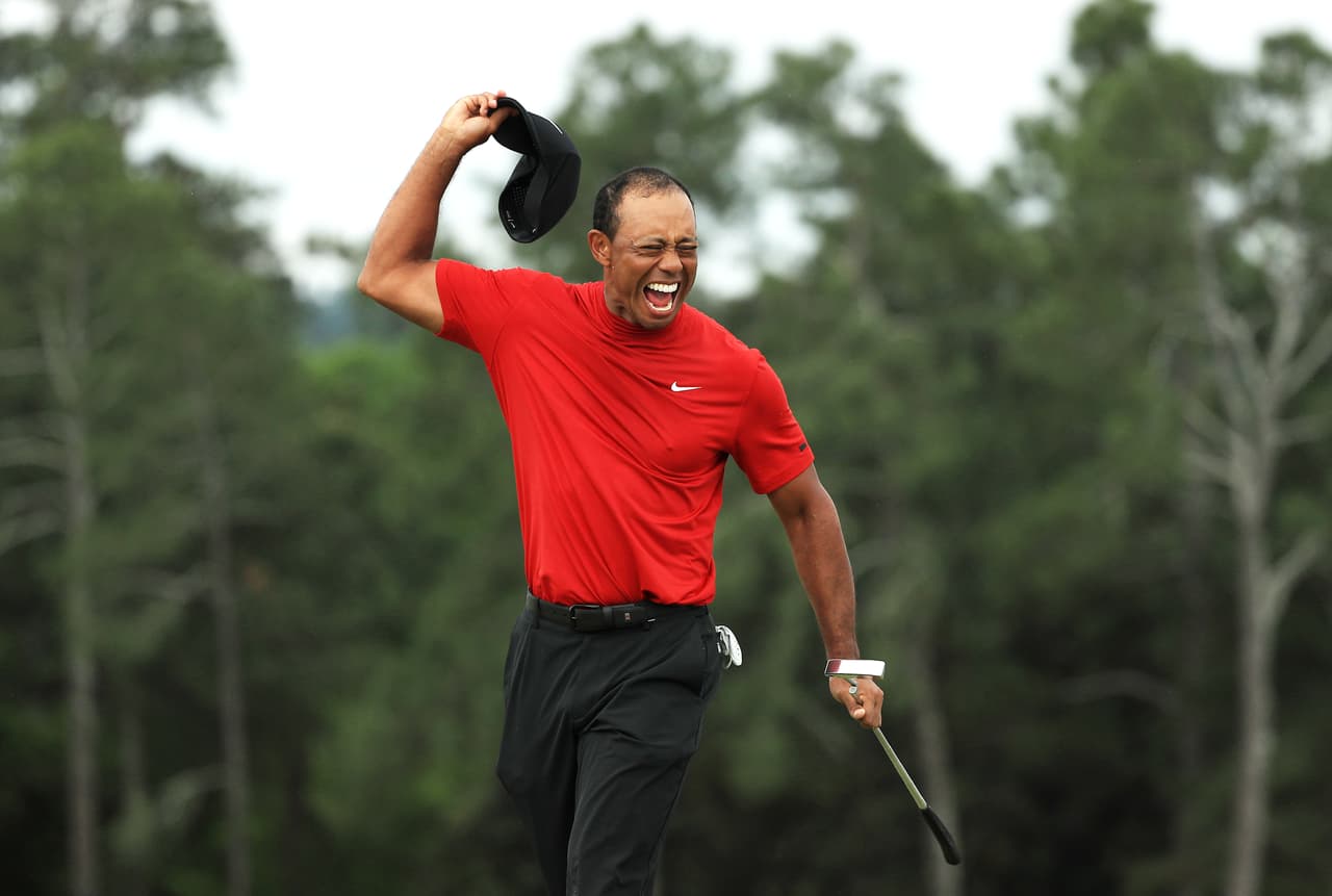 El estadounidense Tiger Woods dejó escapar un grito emocionado tras ganar el Masters de Augusta, el 'Major' 15 de su carrera, para luego abrazarse con su caddie Joe LaCava y su hija Sam Alexis.