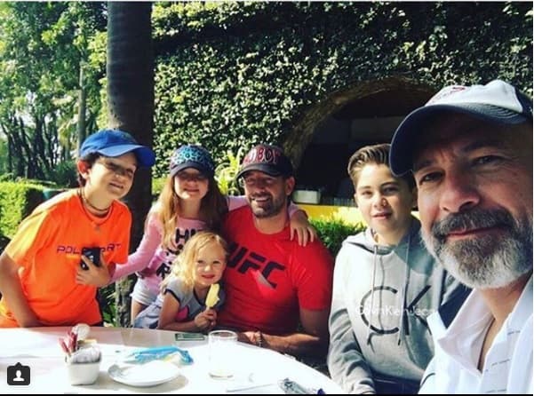 Gabriel les ha inculcado a sus hijas el amor por la familia, y disfrutaron de un torneo de tenis de uno de sus primos.