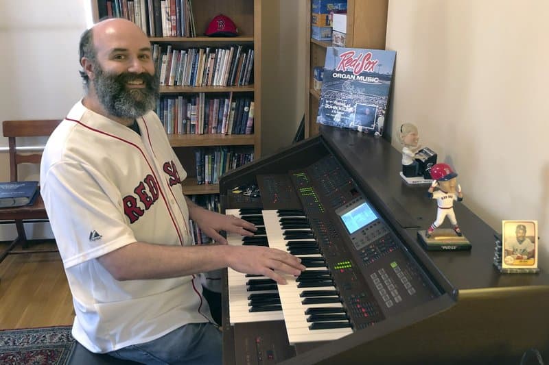 Organista de los Boston Red Sox evoca el beisbol desde su casa