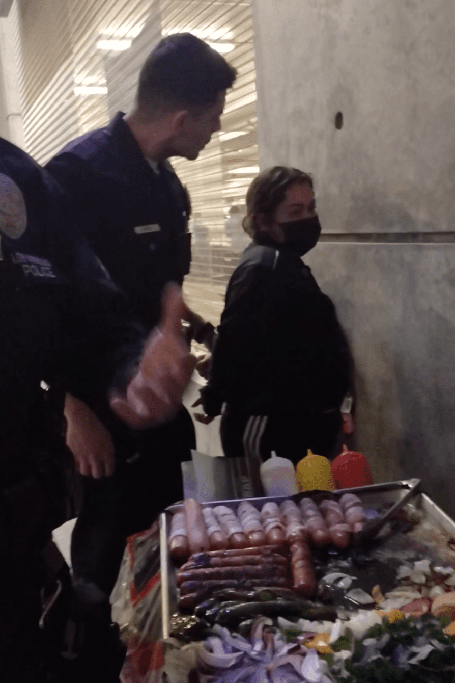 De acuerdo con Marlon Chávez, los oficiales hicieron uso de "fuerza excesiva", pues eran dos oficiales contra la mujer de corta estatura.