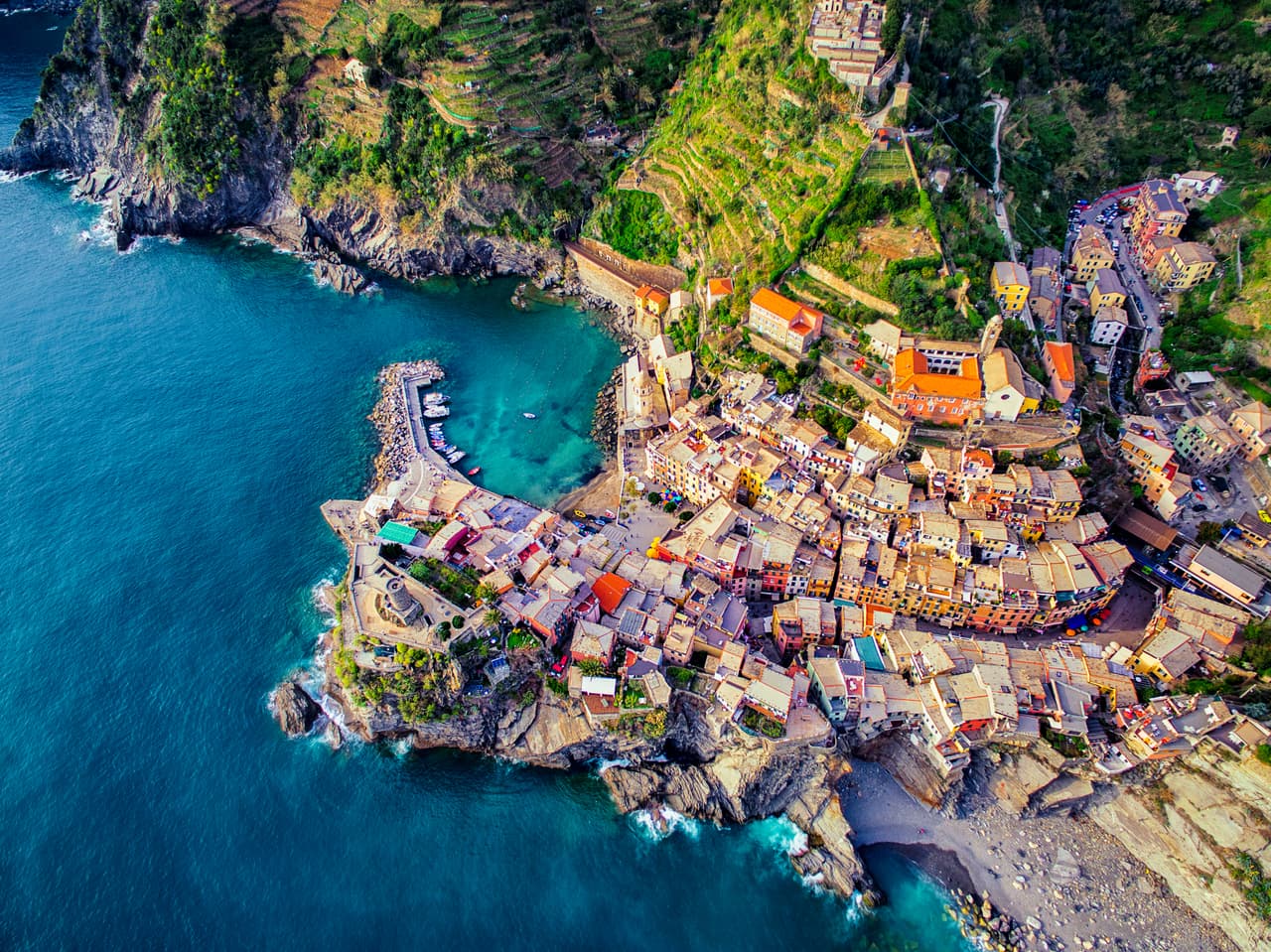 Vista aérea de Vernazza, pueblo del noreste de Italia.