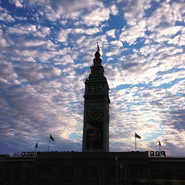 El cielo del área de la bahía fue compartido por decenas de usuarios de redes sociales.