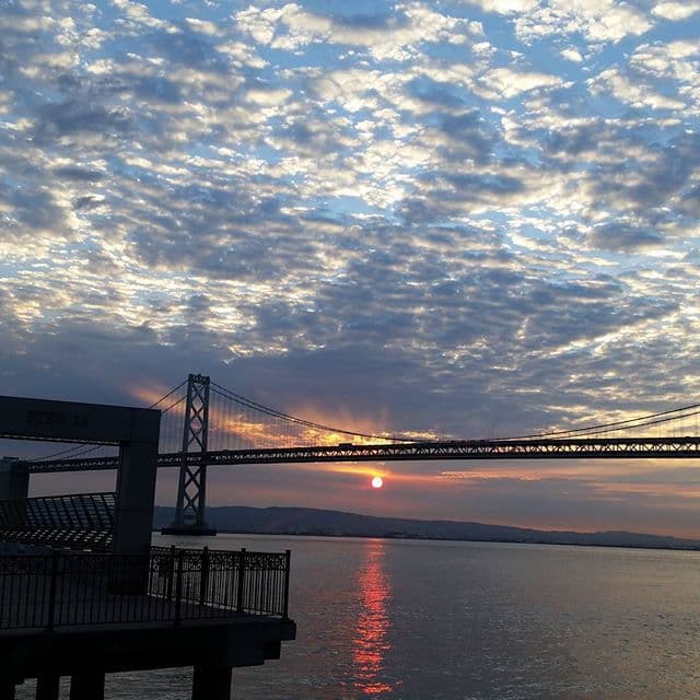 El cielo del área de la bahía fue compartido por decenas de usuarios de redes sociales.