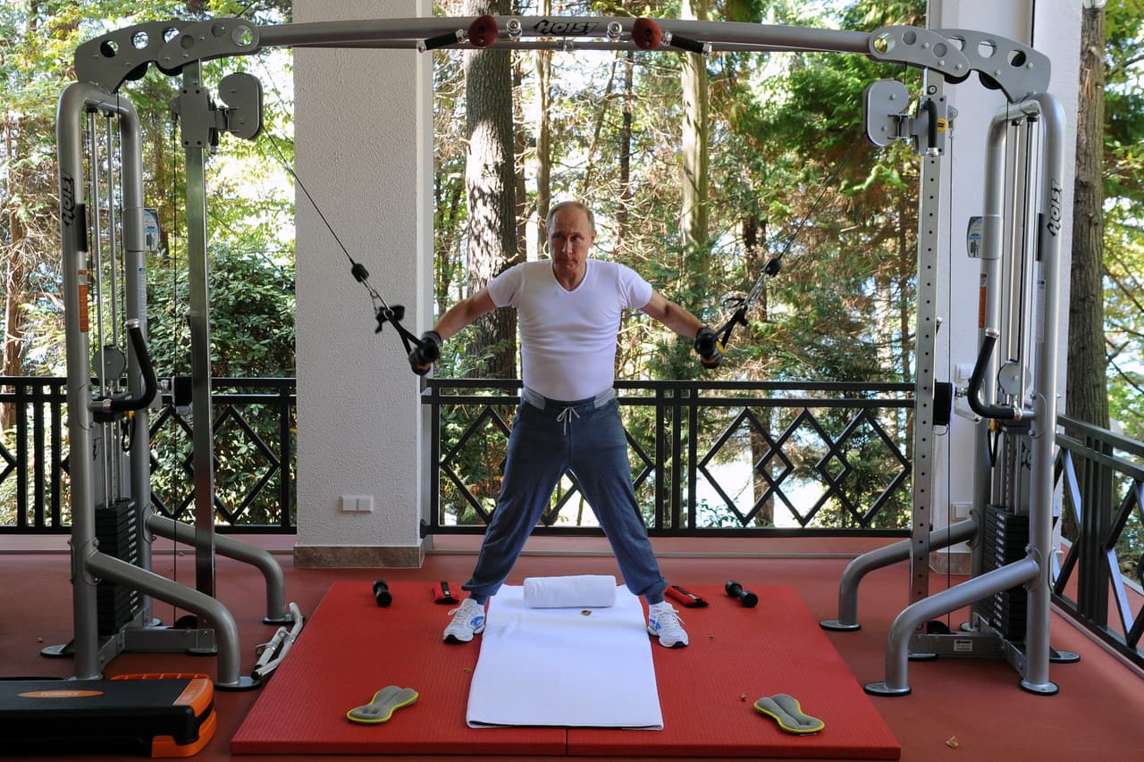 <b>Putin gimnasta. </b>El presidente ruso durante una sesión de entrenamiento físico en Sochi, Rusia. Putin fue reclutado por la KGB al finalizar su carrera universitaria y trabajó varios años en la antigua República Democrática Alemana.