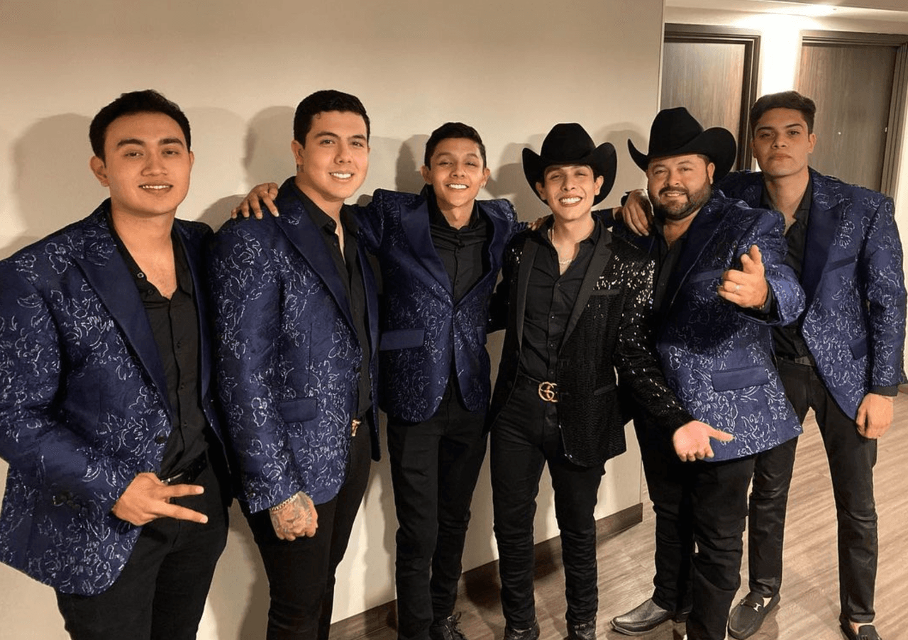 El joven hizo parte de la agrupación norteña ‘Cornelio Vega y su Dinastía’, donde su padre Cornelio Vega y sus hermanos
<a href="https://www.univision.com/los-angeles/ksca/musica/regional-mexicano/en-un-cambio-de-papeles-cornelio-vega-lanza-sencillo-a-dueto-con-luis-coronel" target="_blank">Cornelio Vega Jr. </a>y Valentín Vega, continúan con el legado musical.