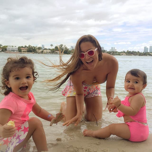 Se nota lo feliz que es esta actriz, modelo y cantante con esas dos preciosas mujeres.