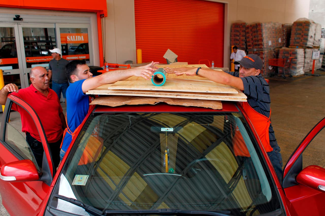 Desde el viernes de la semana pasada los puertorriqueños salieron a abastecerse con artículos de primera necesidad para el paso del huracán Irma, que este miércoles se acercará a la isla con vientos de 185 mph.