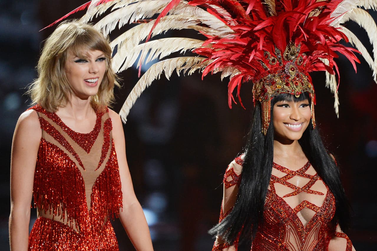 Taylor Swift y Nicki Minaj fueron las encargadas de arrancar la noche de los MTV Video Music Awards. Interpretaron un remix de temas como 'The Night still Young', y 'Bad Blood'.
