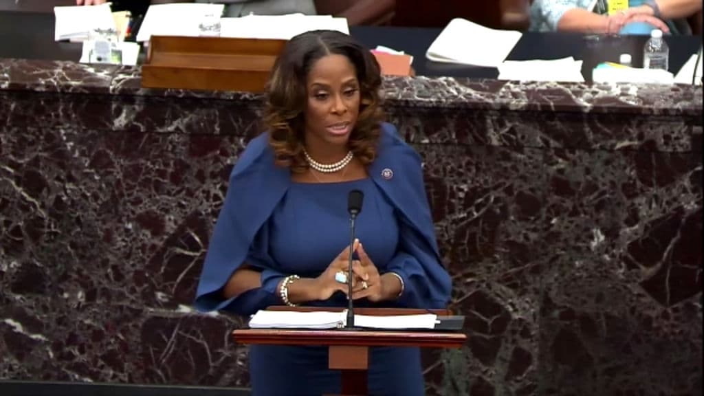 Stacey Plaskett, delegada representante de las Islas Vírgenes durante el segundo juicio político a Donald Trump.
