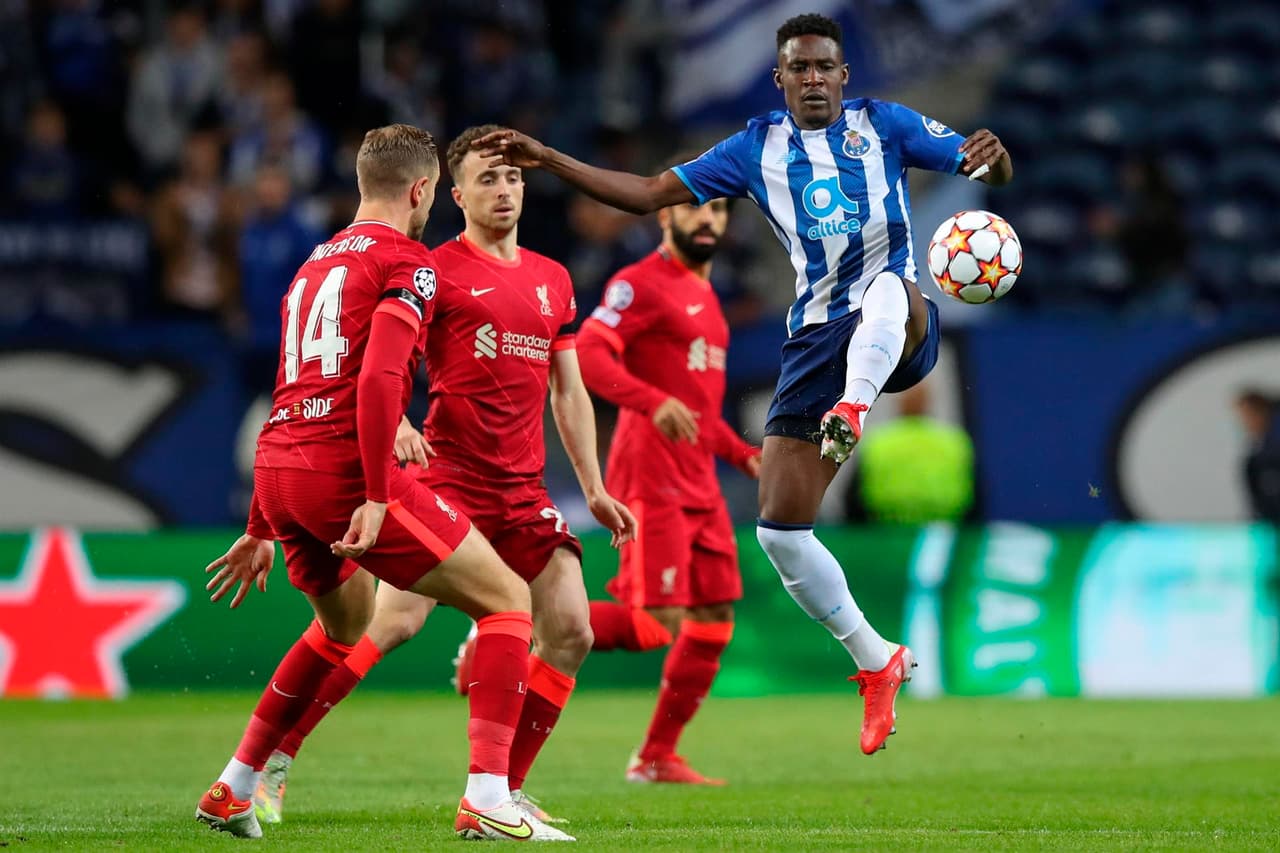 Liverpool golea al Porto 5-1 durante la fase de Grupos en la UEFA Champions League. Mohamed Salah aportó dos goles (18’, 60’), Sadio Mané sumó un tanto más (45’) y Firmino cerró con doblete. Para la escuadra portuguesa, Mehdi Taremi (75’) anotó el único gol a favor. ‘Tecatito’ Corona fue titular.